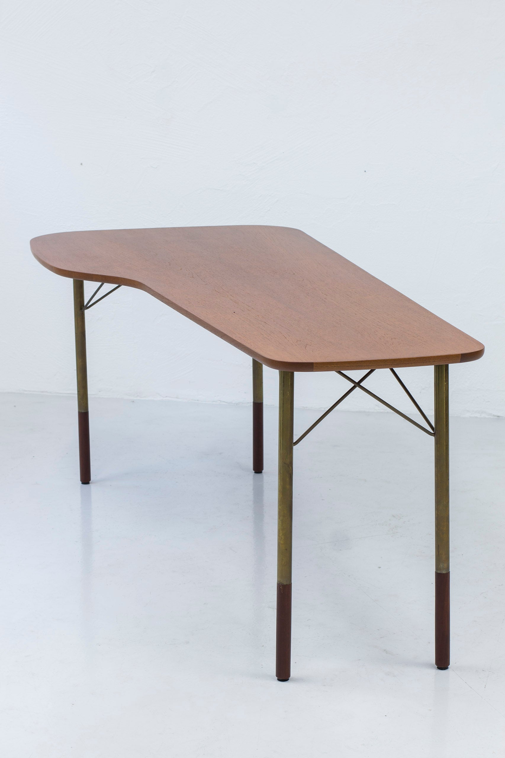 Organic desk in the style of Juhl