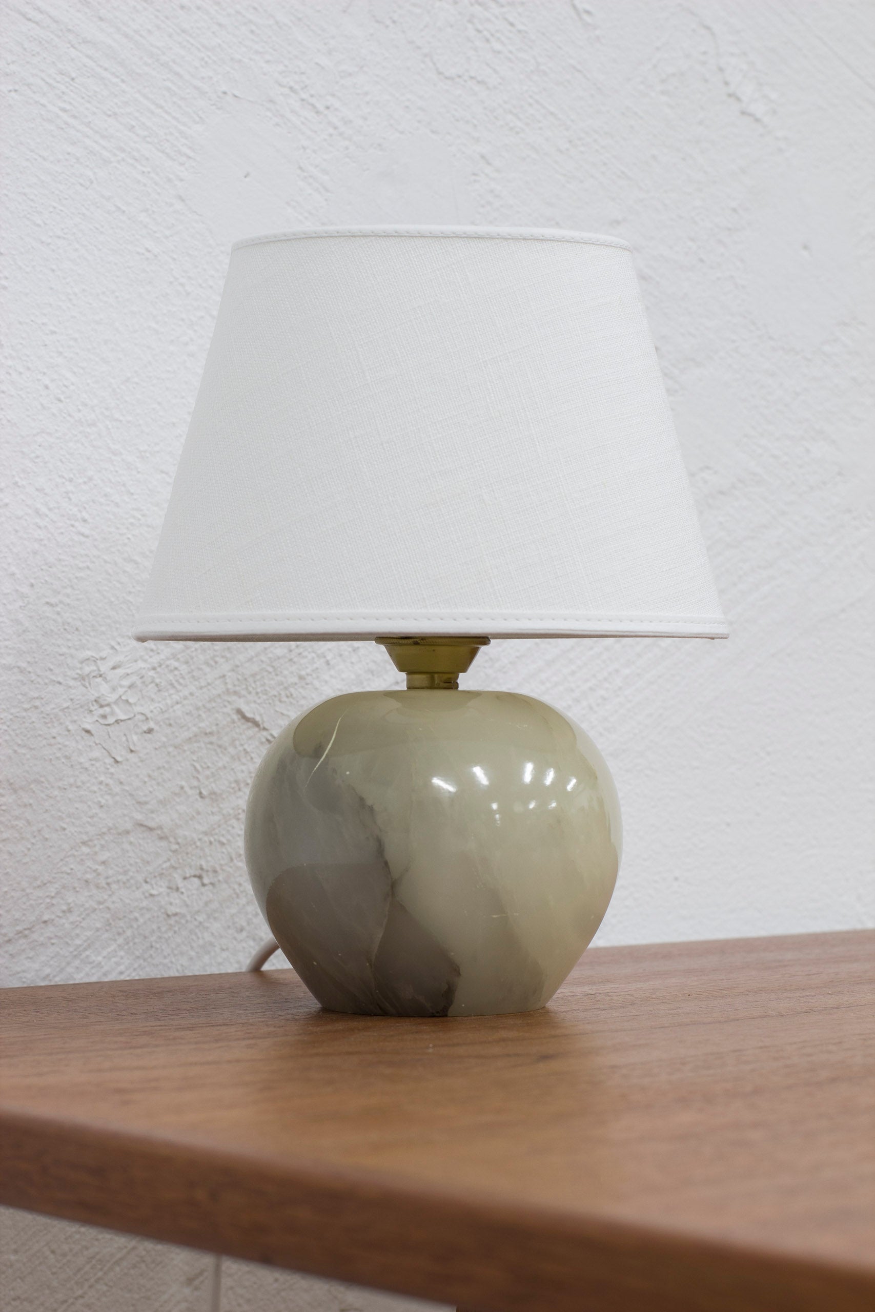 Table lamp 2575 in onyx by Svenskt Tenn