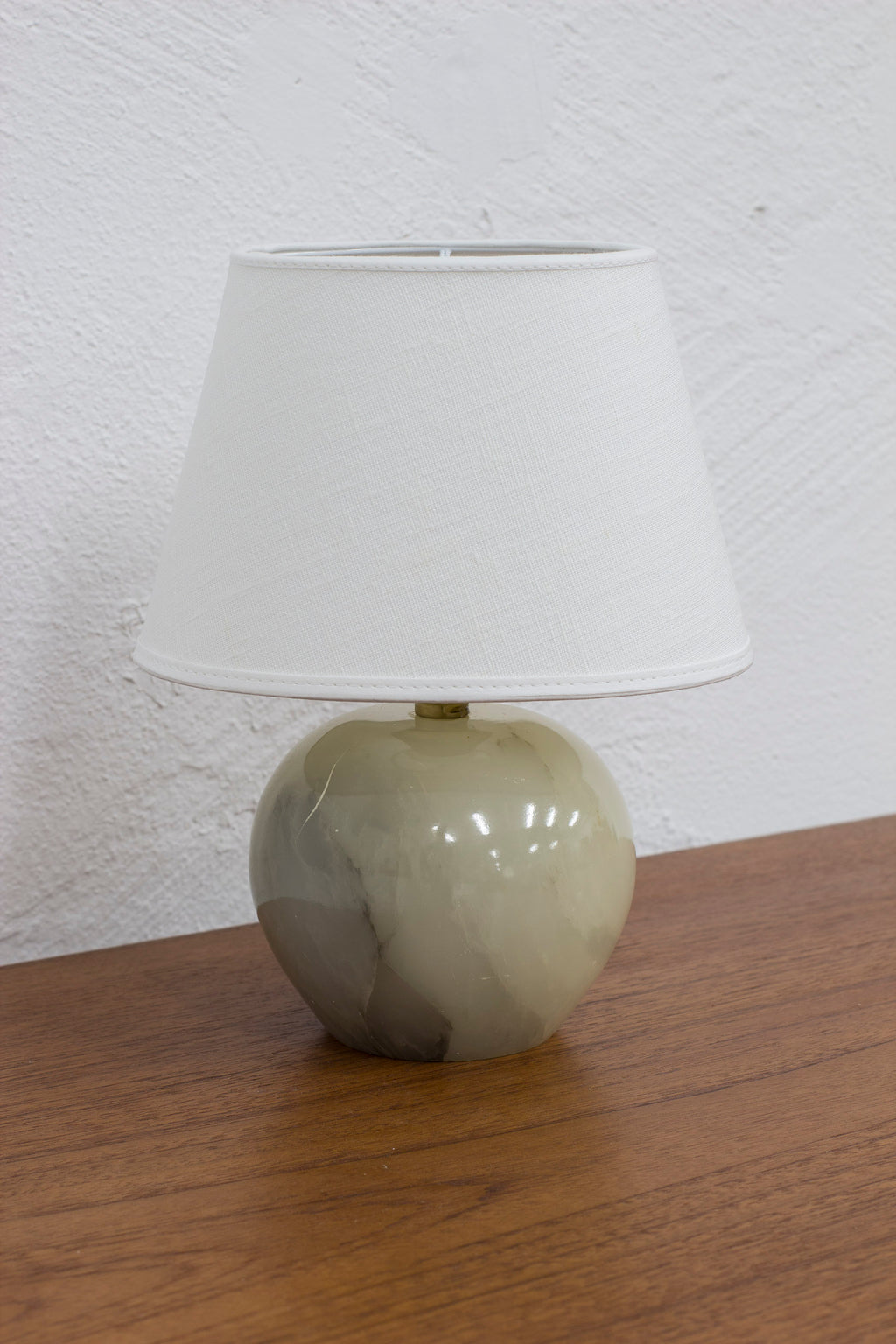 Table lamp 2575 in onyx by Svenskt Tenn