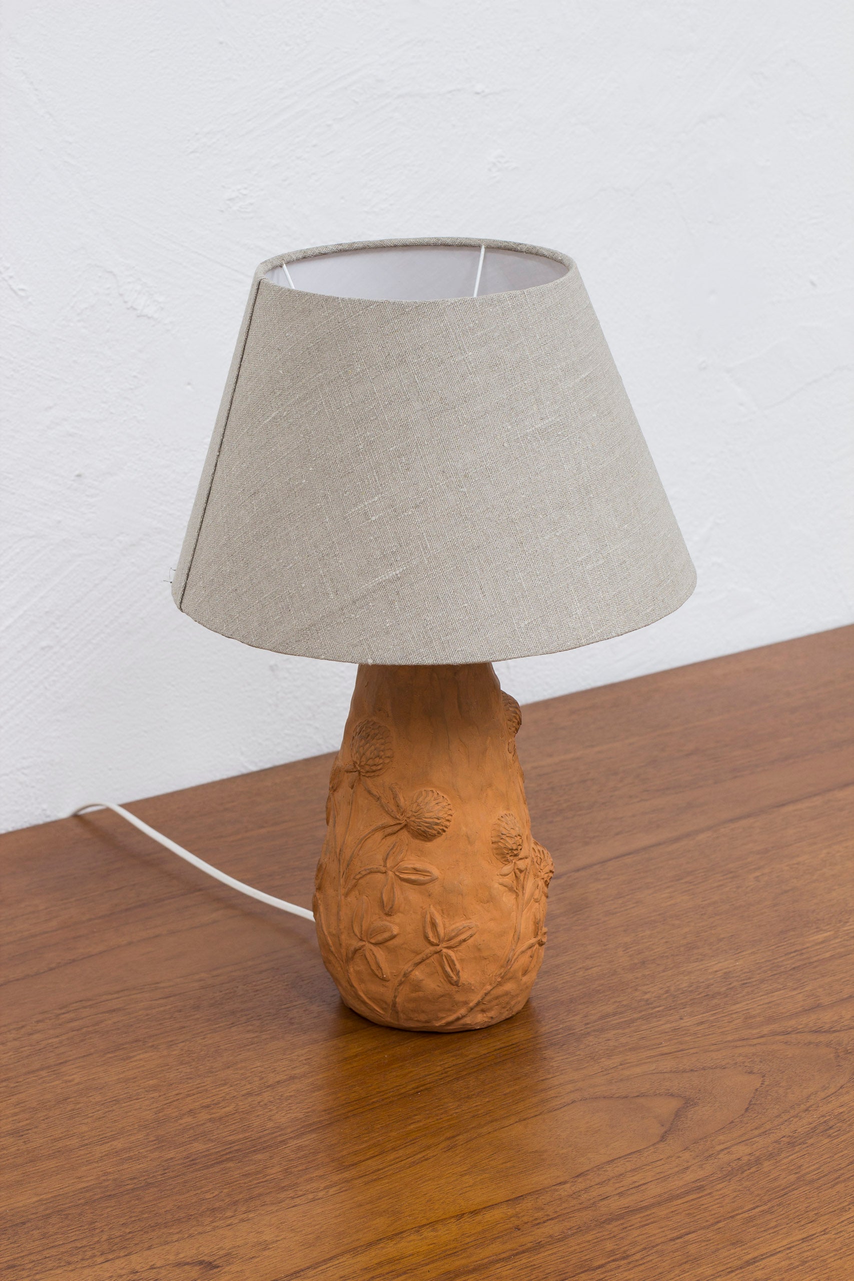 Unique red clover table lamp