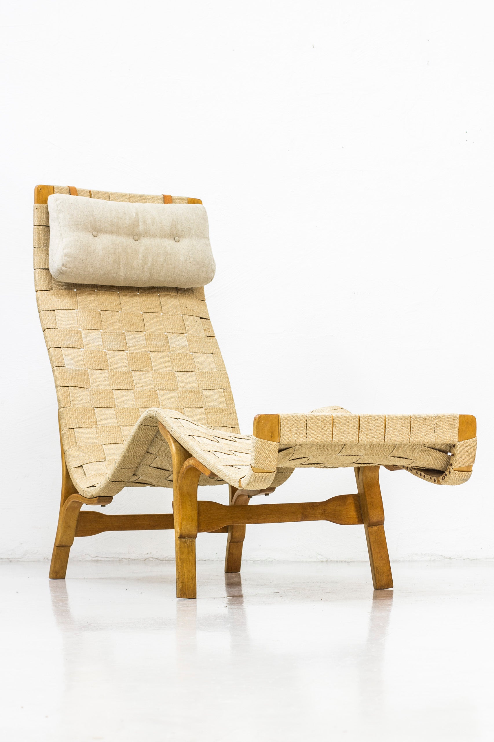 Chaise longue in the manner of Bruno Mathsson