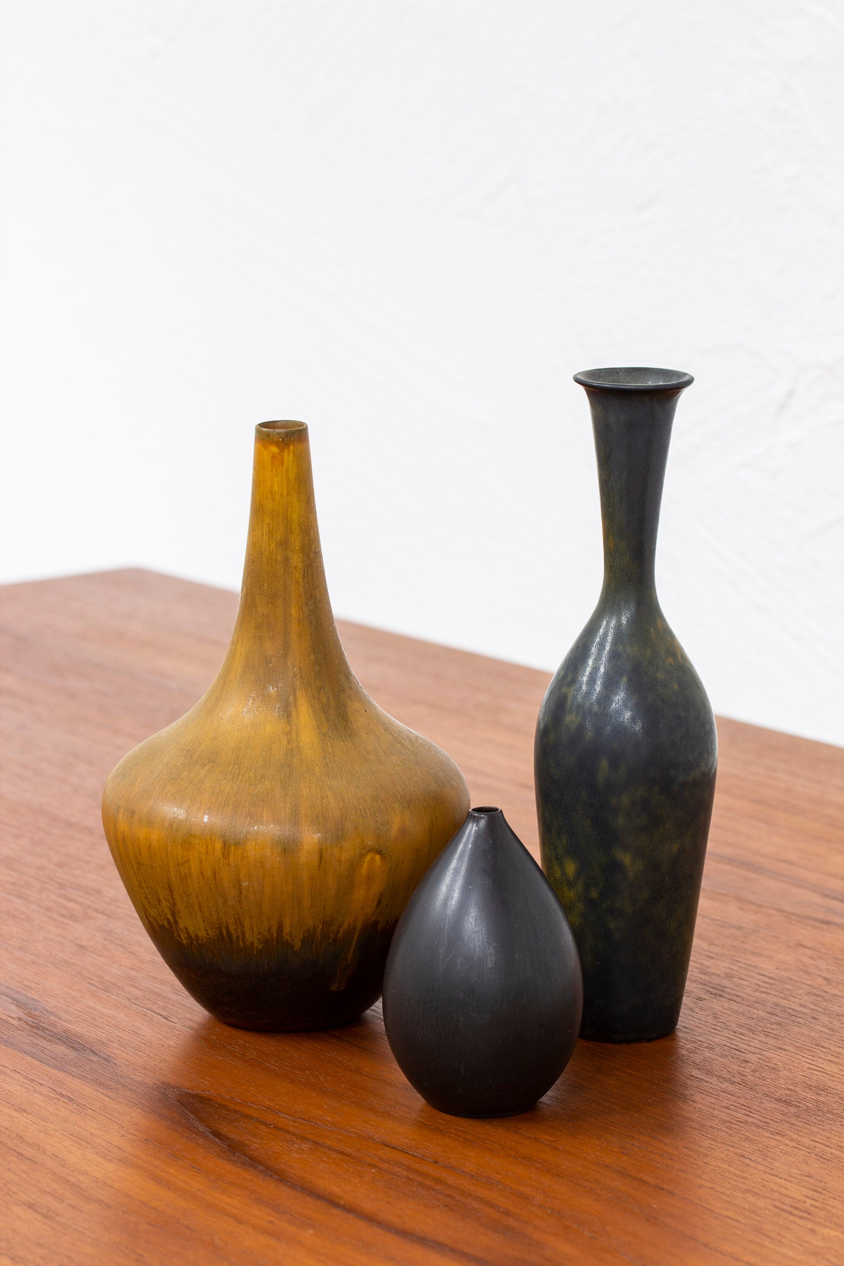 Black stoneware vase by Nylund