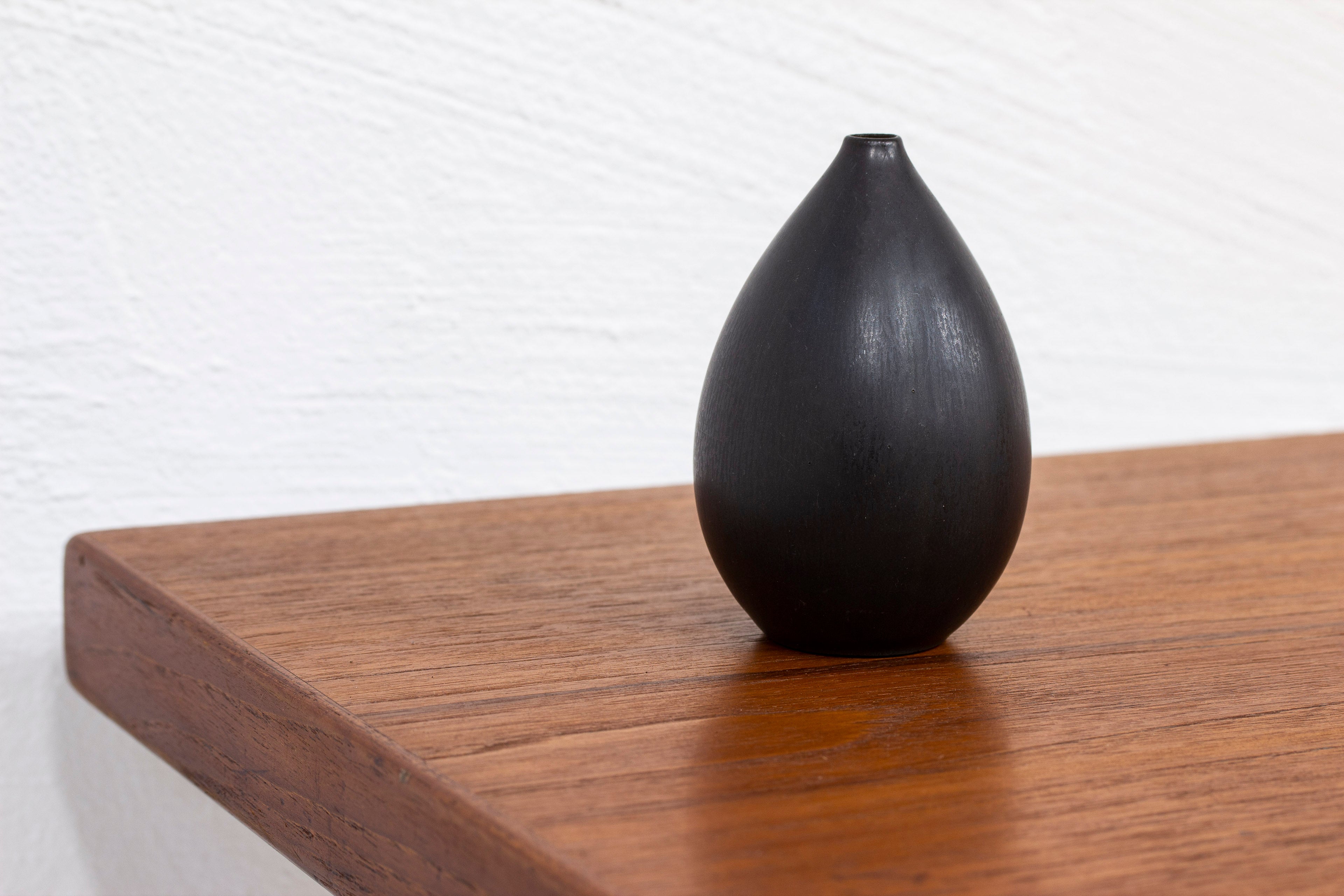 Black stoneware vase by Stålhane