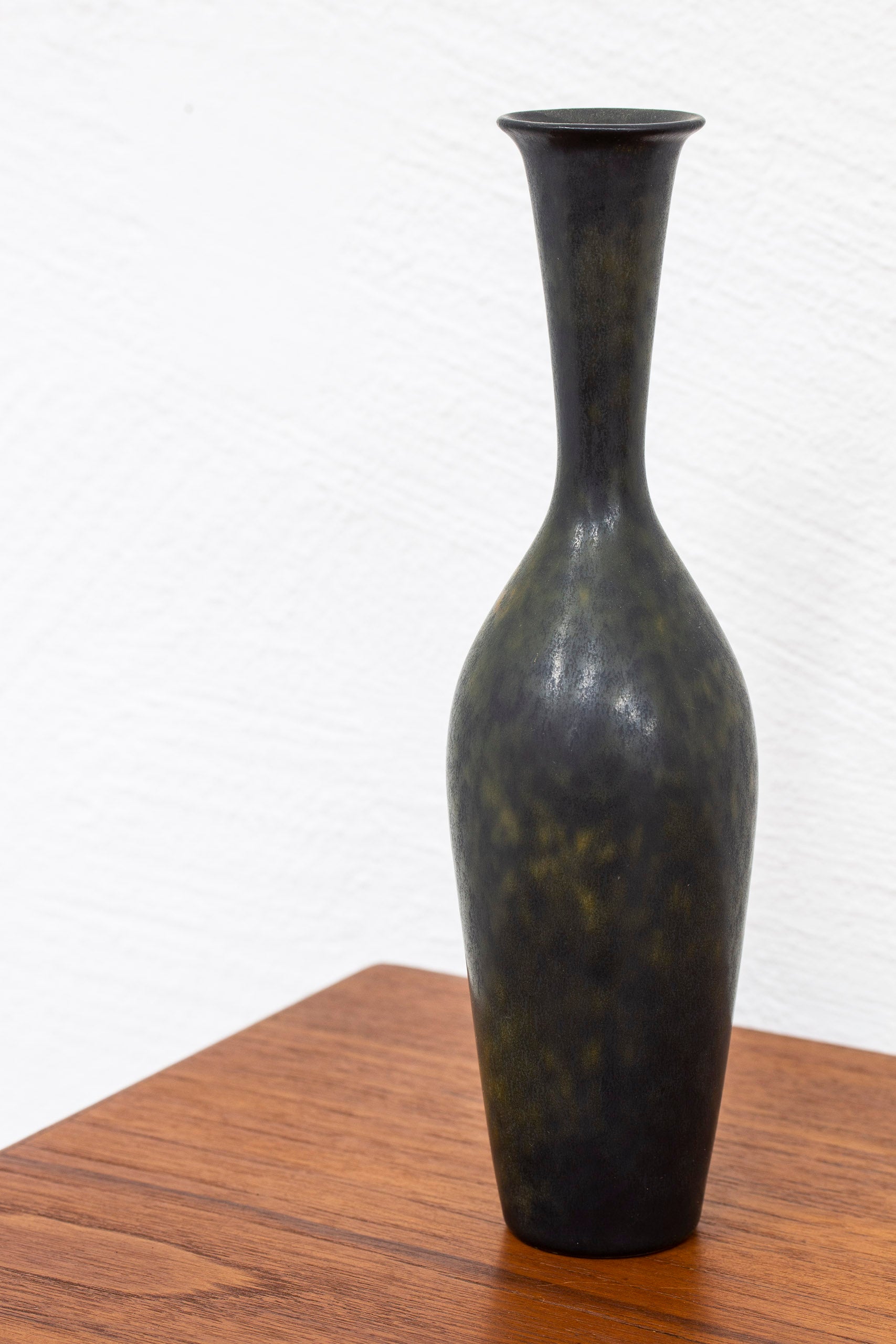 Black stoneware vase by Nylund