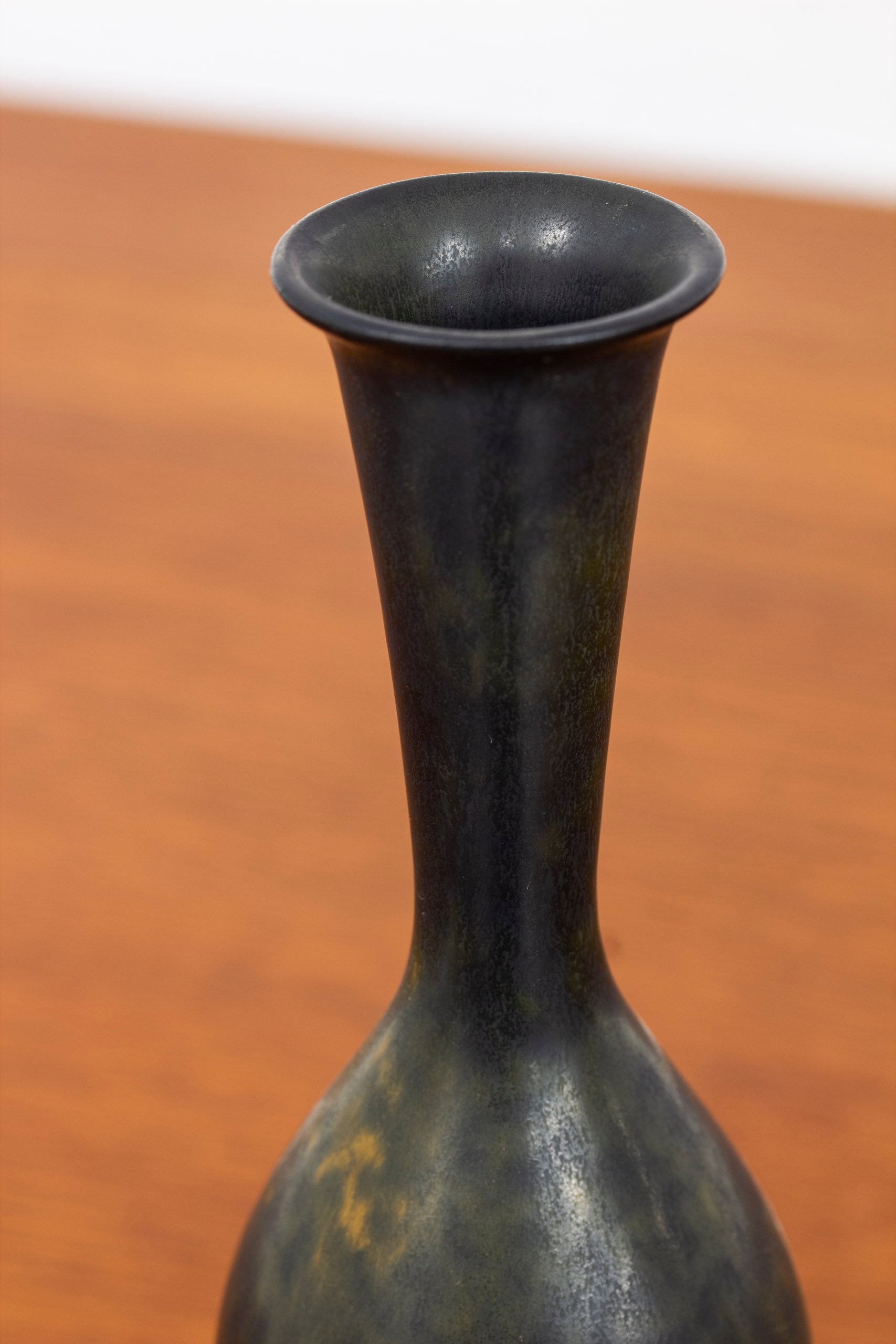Black stoneware vase by Nylund